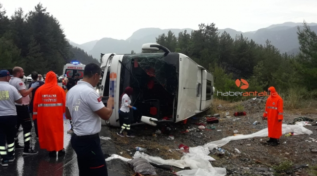 Sağanak yağış altındaki yaralılara naylonlu koruma