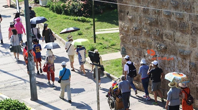 Turistler şemsiyelere sığındı!
