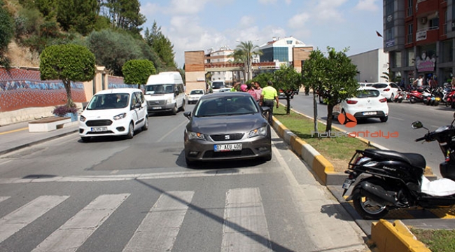 Yaya geçidinde bekleyen otomobile çarptı 