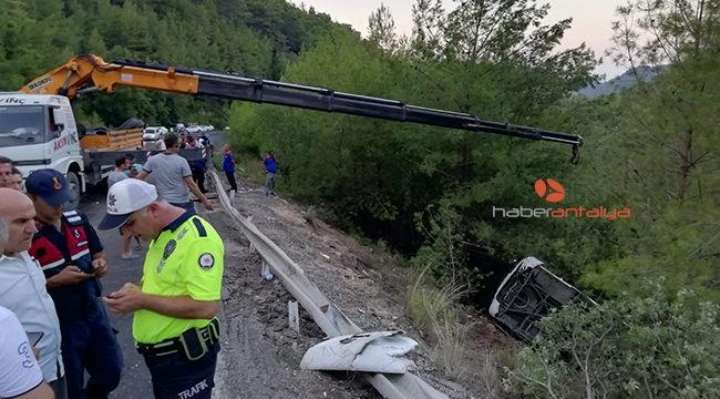 ANTALYA'DA TUR MİNİBÜSÜ DEVRİLDİ !