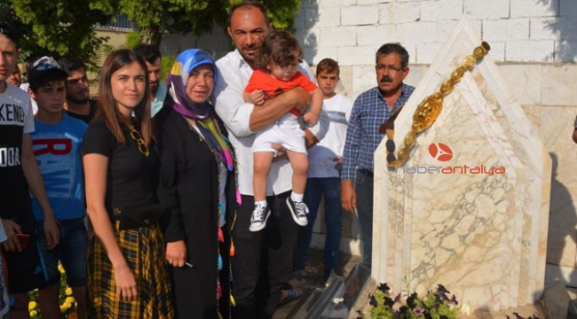 Başpehlivan Gürbüz, babasının mezarında
