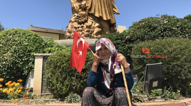 Yaşlı teyzenin oturma eylemi