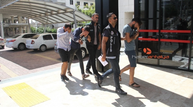 Alanya'da otomobilden uyuşturucu hap çıktı: 3 gözaltı