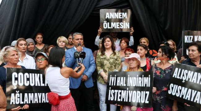 Alyazma Anıtı, kadın cinayetlerine tepki için siyah örtüyle kapatıldı