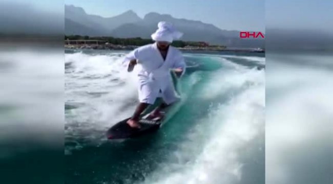 ANTALYA RUS ŞARKICININ DALGA SÖRFÜ PAYLAŞIMINI MİLYONLAR İZLEDİ