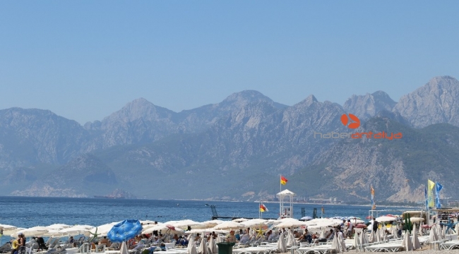 Antalya'da çöl sıcakları tatilcileri durdurmadı