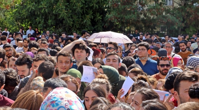 Antalya'da katiplik kuyruğu