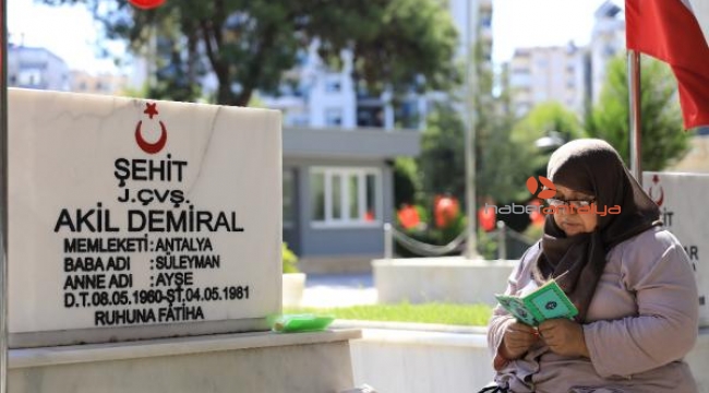 Antalya'da şehitlik ve mezarlıklarda bayram yoğunluğu
