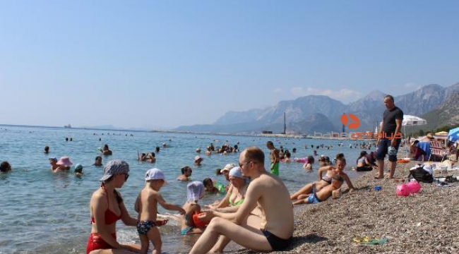 Antalya'da sıcak hava bunalttı, sahiller doldu