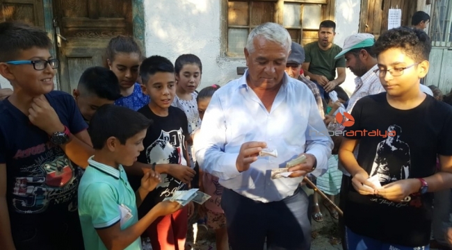 Antalyalı işadamı mezarlık ziyareti yapanları paraya boğdu