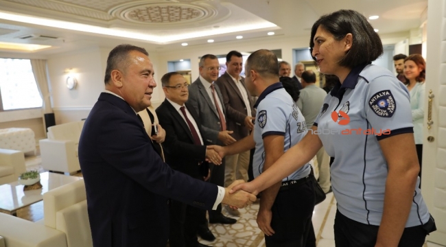 Başkan Böcek personeliyle bayramlaştı