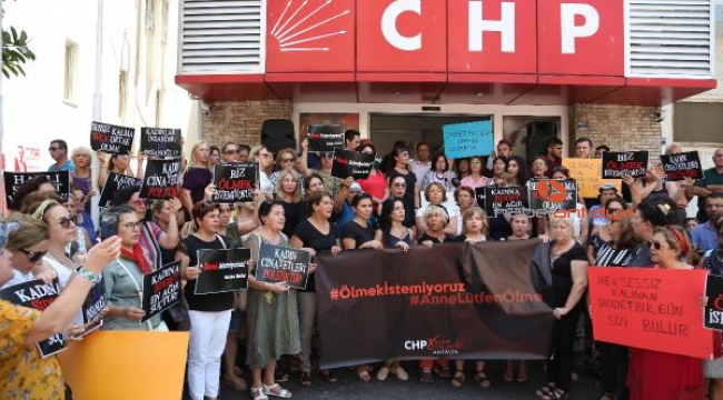 CHP'liler 'kadın cinayetlerini' protesto etti