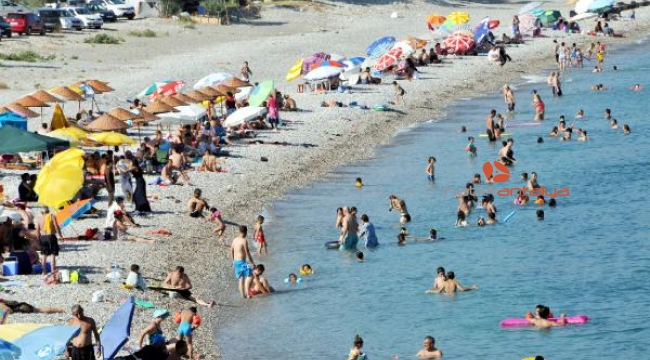 Demre sahilleri tatilcilerle doldu
