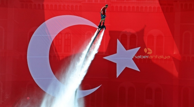 Dev havuzda 30 Ağustos gösterisi