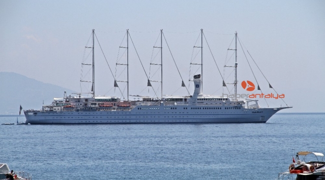 Dünyanın en büyük dev yelkenli kruvaziyeri Alanya'ya demirledi