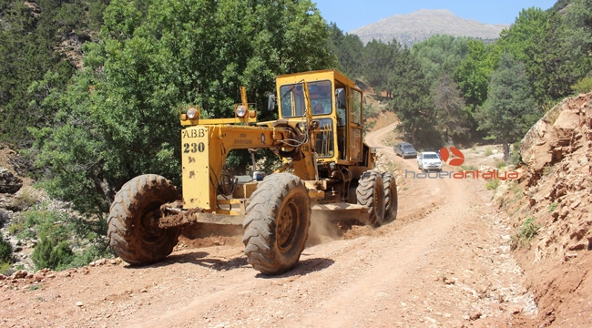 Elmalı'da mahalle ve yayla yollarına bakım yapılıyor