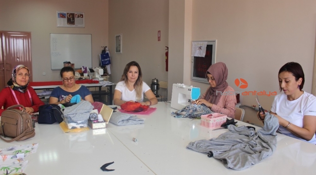 Elmalılı kadınlar dikiş nakış kursunda