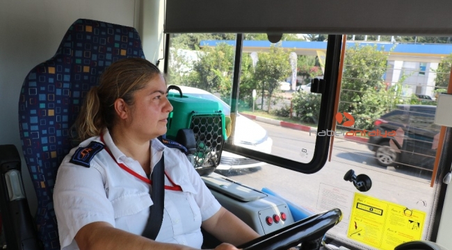 Evde bırakamadığı engelli iki yavru kedisiyle halk otobüsü şoförlüğü yapıyor