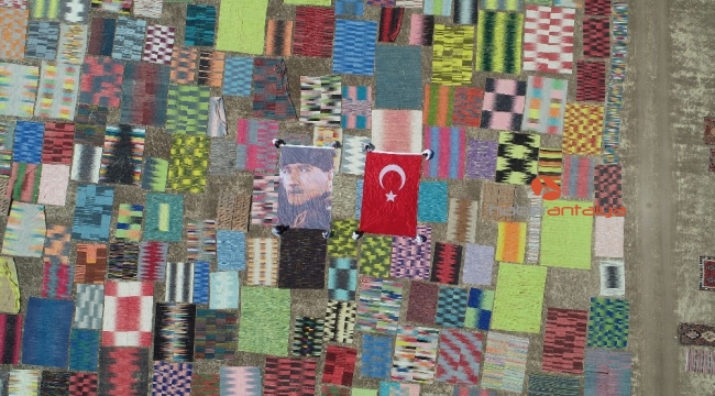 Halı tarlasında dev Atatürk posteri ve Türk bayrağı açtılar