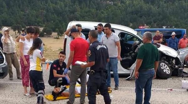 İki  araç çarpıştı: 6 yaralı
