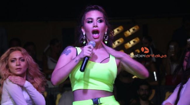 İrem Derici: Ne varsa 90'ların sanatçılarında var