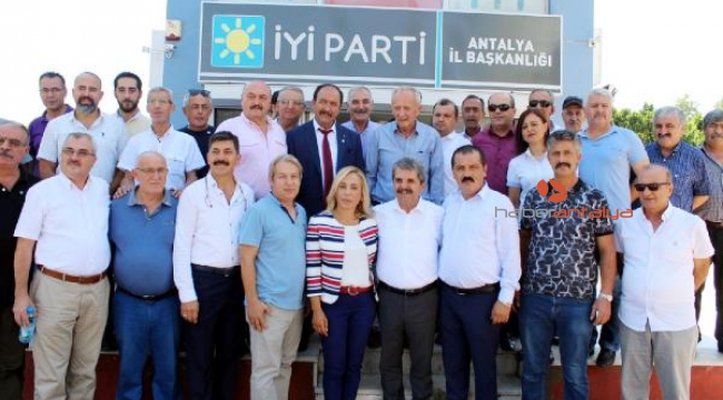 İYİ Parti'de yeni üyelere rozet takıldı