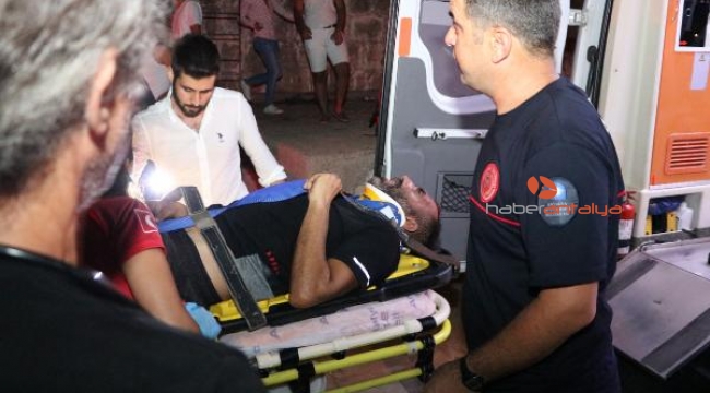 Kaleiçinde dalgakırandan kayalıklara düşerek yaralandı