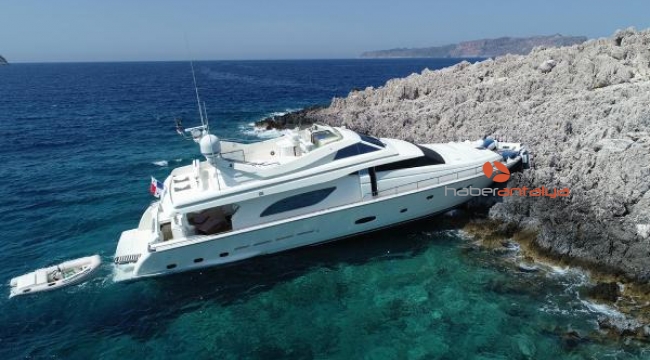 Kaş'ta lüks tekne, kayalıklara oturdu