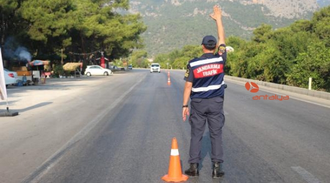 Kemer'den dönüşe geçen yerli tatilcilere çay ve lokumlu mola