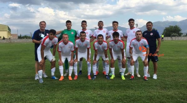 Kırmızı beyazlı gençlerden örnek davranış