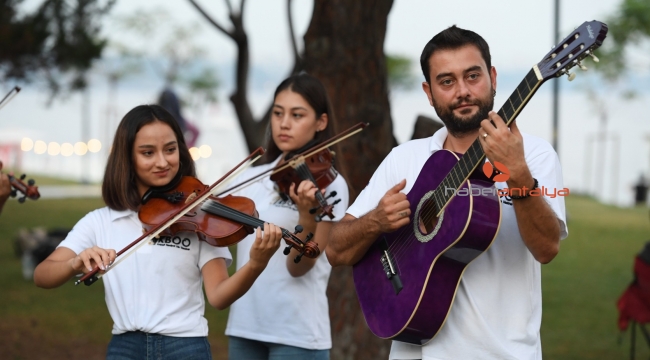 Konyaaltı Belediyesi Oda Orkestrası sokakta