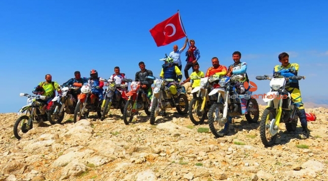 Motorlarıyla 3 bin metreye tırmanıp Türk Bayrağını yenilediler