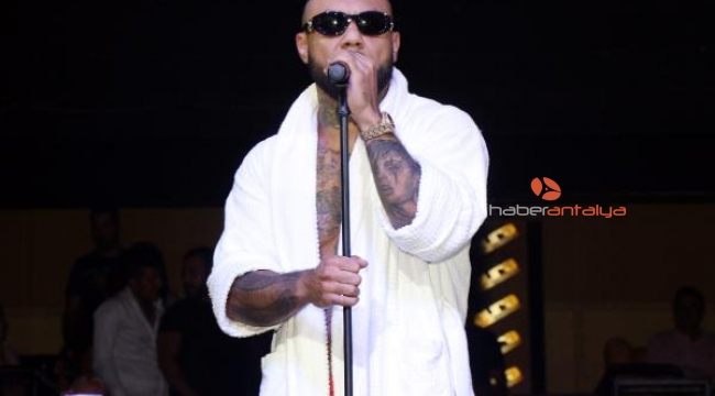 Rus şarkıcı Doni, sahneye bornozla çıktı