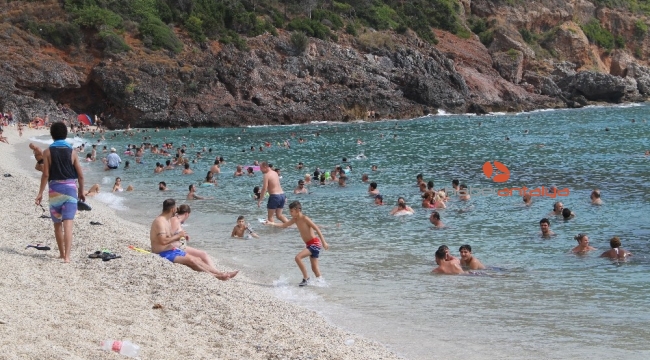 Sağanak yağmur altında deniz keyfi