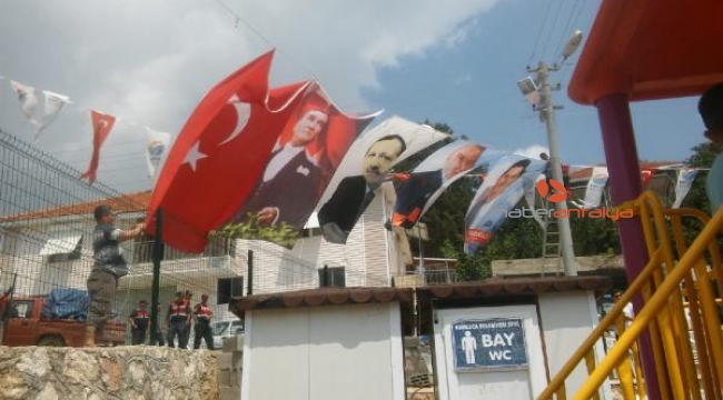 Şenlikte Cumhurbaşkanı Erdoğan'ın posterinin indirilmesine tepki
