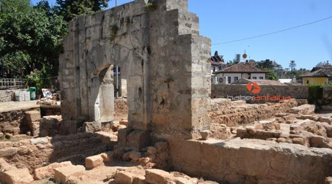 Tarihi Yivli Minare'nin dibinde eski mezarlık bulundu