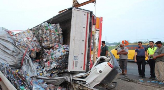 TIR, üzerine devrildiği otomobili sürükledi ölü ve yaralılar var
