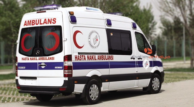 Tur minibüsü kamyona çarptı: 5'i turist 6 yaralı