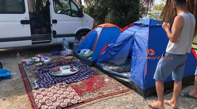 Turistik plajlar çadır kente dönüştü