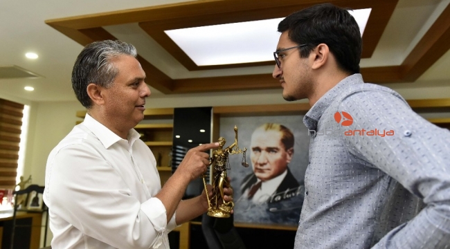 Uysal'dan hukukçu adayına, 'Themis' hediyesi
