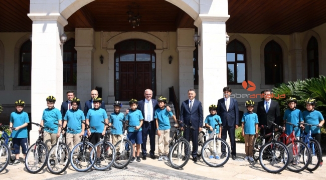Vali kendisinden bisiklet isteyen öğrencileri kırmadı