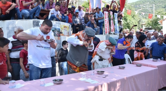 2 dakika içinde içinde 2 kilo bal yedi