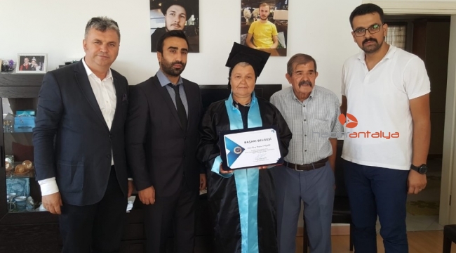 Acılı anne mezuniyetini göremediği oğlunun cübbesini giydi
