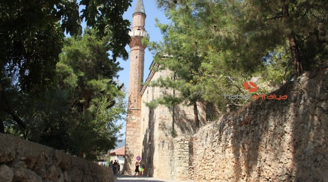 Alanya'da 788 yıllık tarihi camiye turistlerin yoğun ilgisi