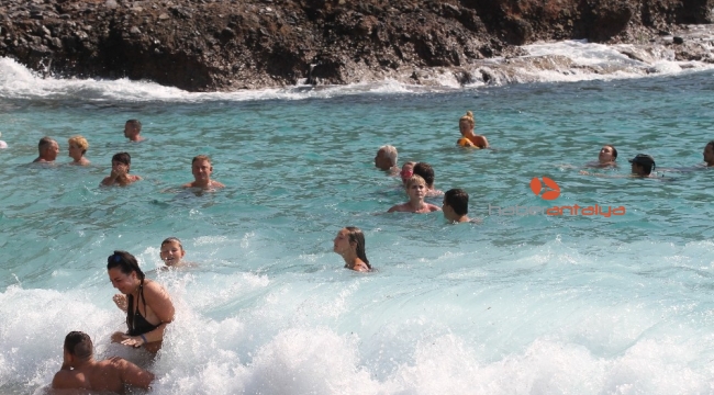 Alanya'da plajlar tıklım tıklım