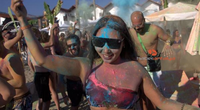 Alanya'da renkli parti