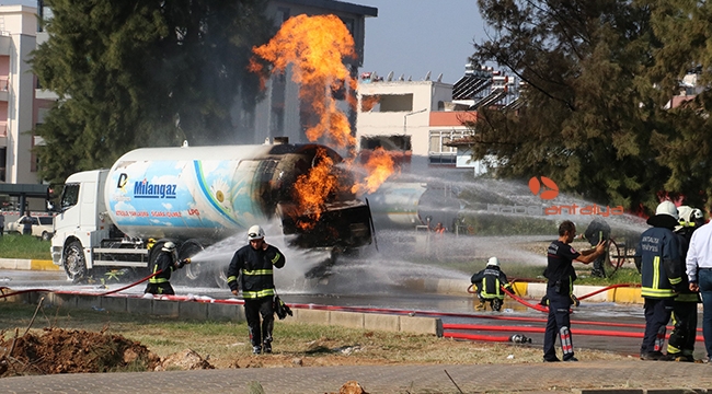 Antalya'da LPG tankeri 7,5 saattir yanıyor