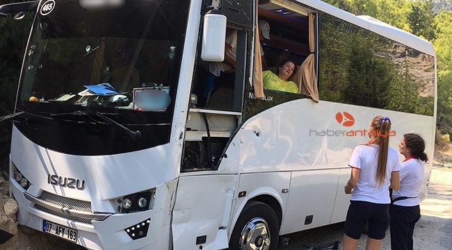 Antalya'da yolcusunu unutan tur otobüsü kaza yaptı: 2 yaralı