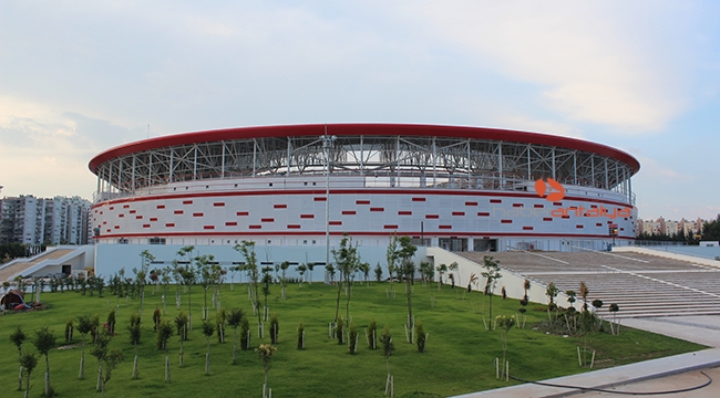 Antalya Stadyumu adeta dökülüyor ..