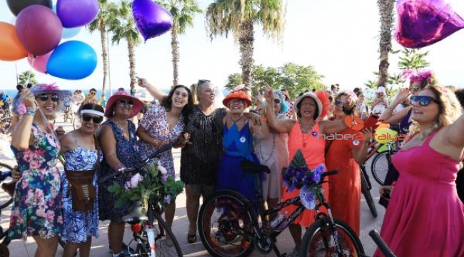 Antalya'da 'Süslü Kadınlar Bisiklet Turu'